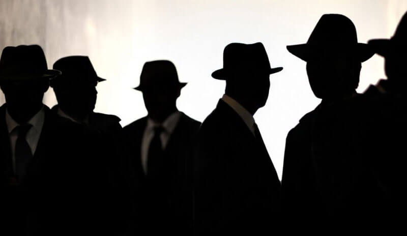 Fotos de un grupo de detectives listos para comenzar una investigación